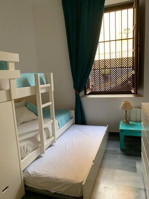 Beautiful Silent Apartment Private Parking Севилья Экстерьер фото