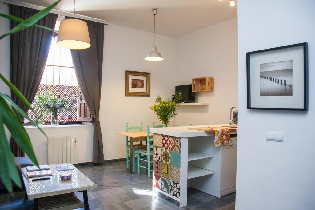 Beautiful Silent Apartment Private Parking Севилья Экстерьер фото